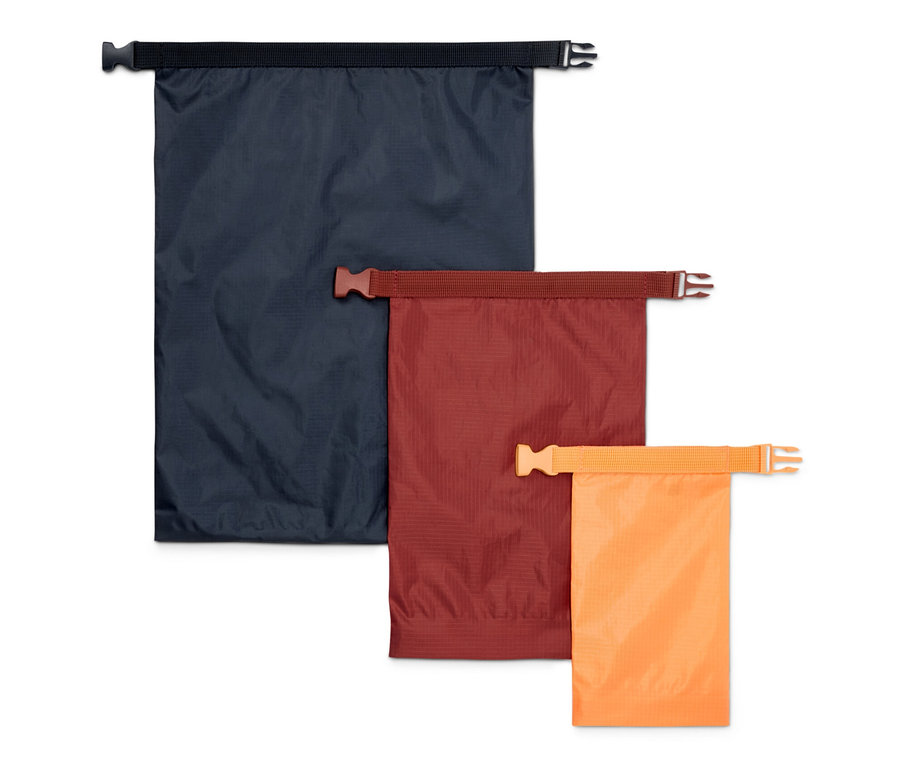 Tři voděodolné vaky v modré, hnědé a oranžové barvě.