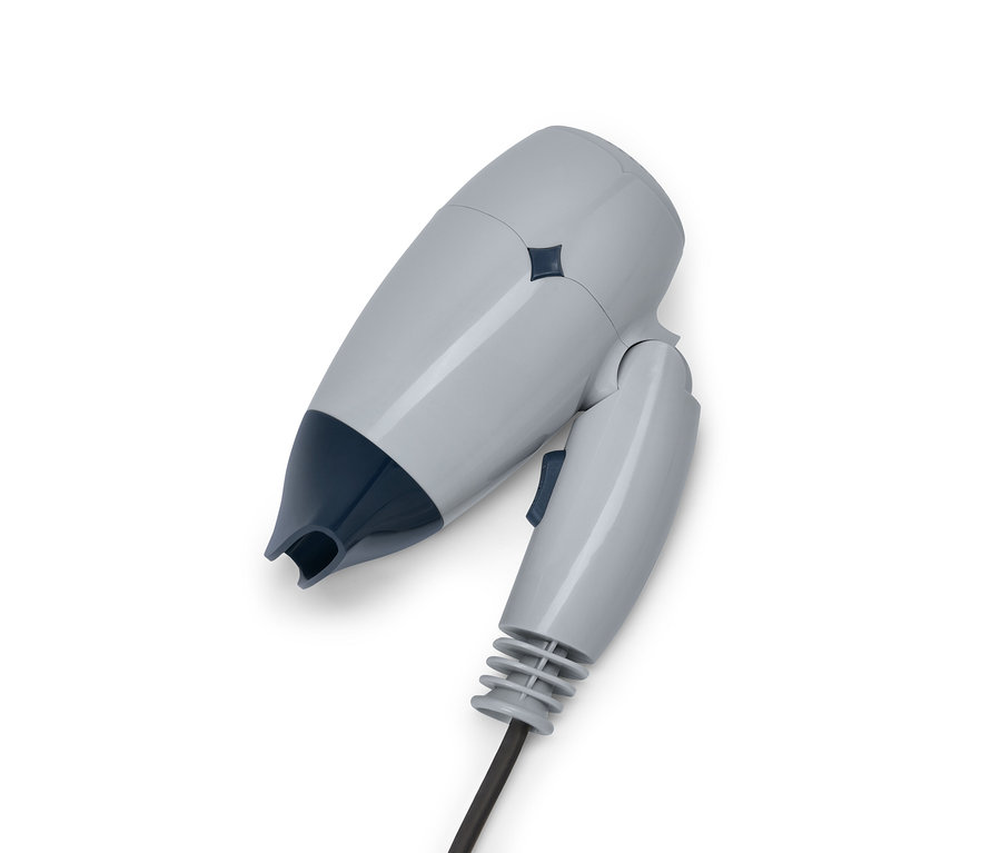 Šedý cestovní vysoušeč vlasů s modrými detaily na bílém pozadí.