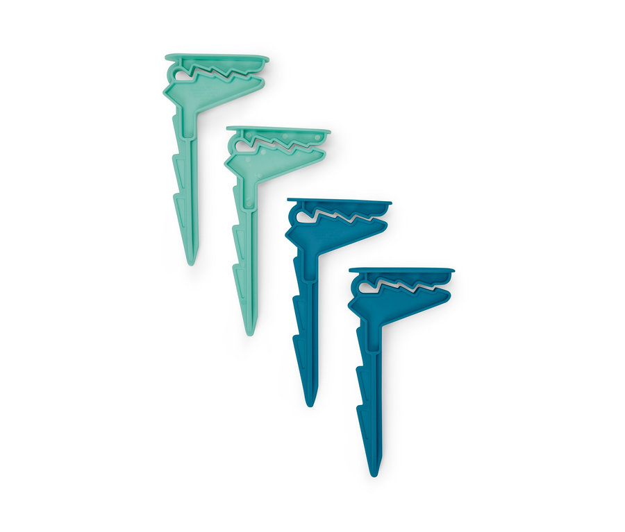 Čtyři kolíčky na ručníky: dva světle zelené a dva tmavě modré.