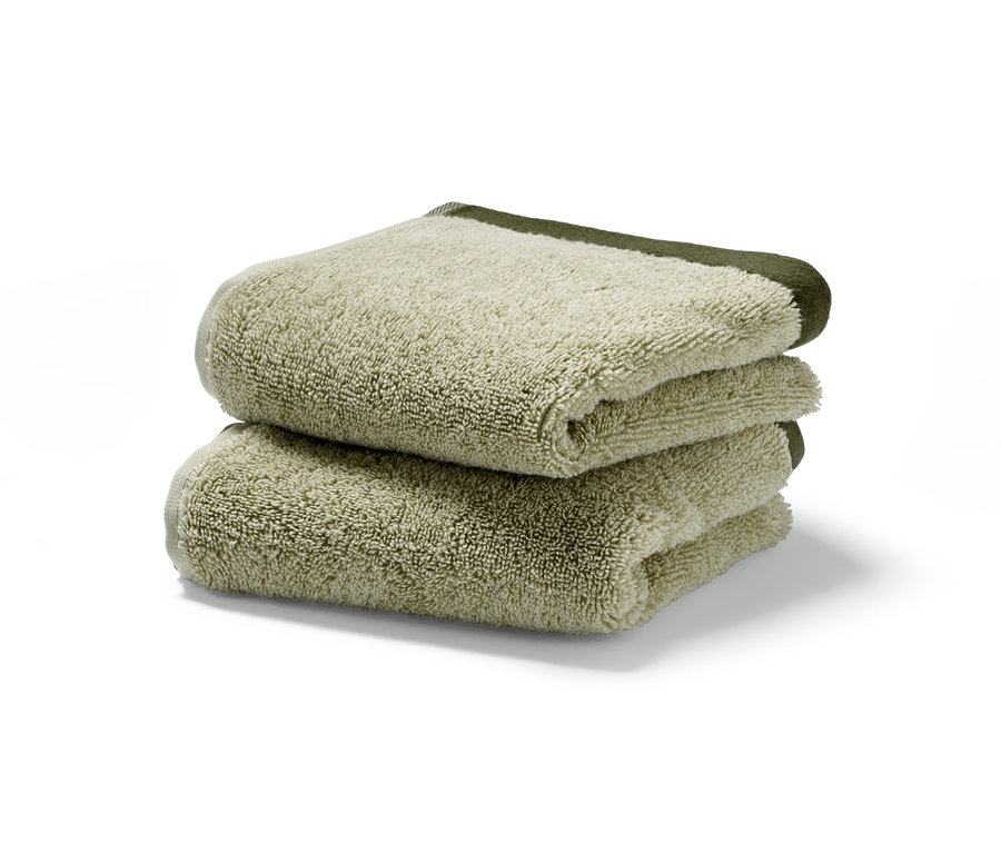 Stoh dvou kvalitních žakárových ručníků pro hosty.