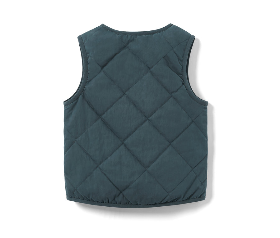 Detail zadní strany dětské oboustranné prošívané vesty.