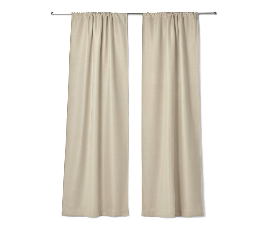 Dva béžové zatemňovací závěsy visí na kovové tyči.