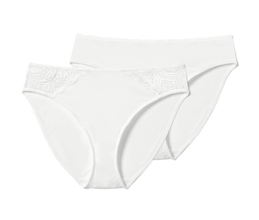 Dvoje bílé kalhotky, 2 ks, leží na sobě.