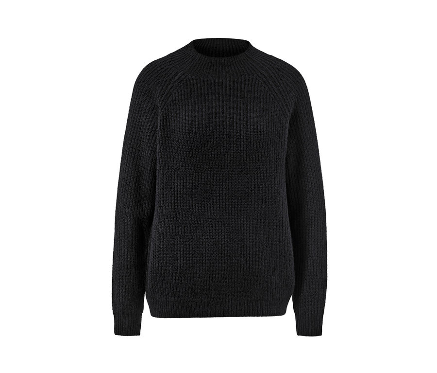 Černý svetr z hrubého úpletu se stojáčkem.