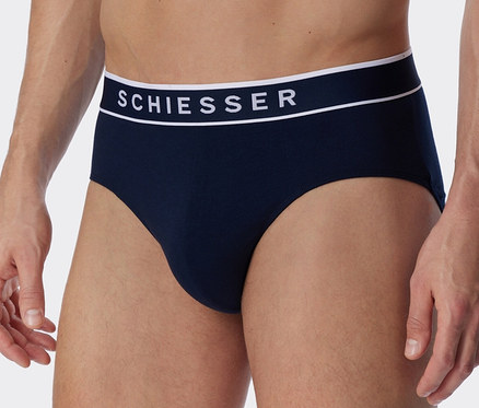 Muž pózuje ve spodních kalhotkách Rio slipy s biobavlnou SCHIESSER, 3 ks, tmavě modrá.