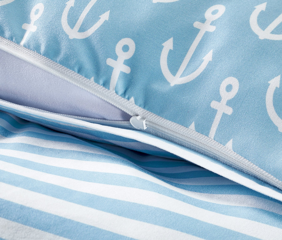 Detail rozepnutého povlečení z mikrovlákna s motivem kotvy a pruhovaným vnitřkem.