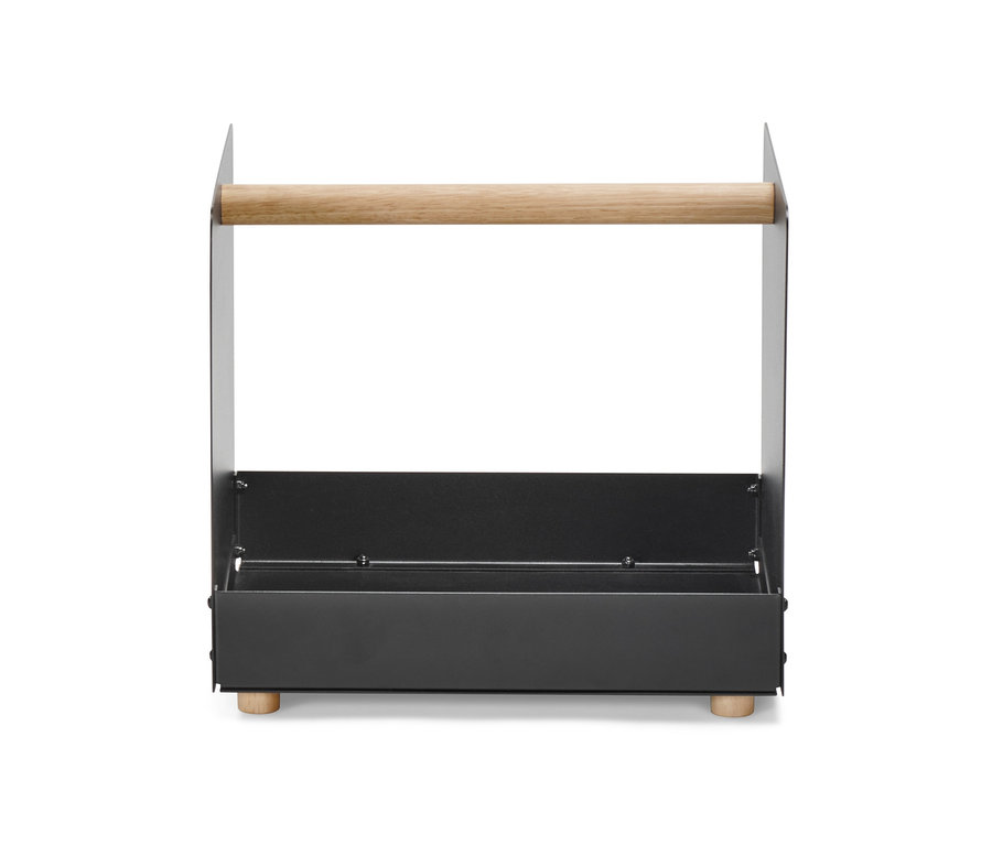 Černý koš na palivové dřevo s dřevěnou rukojetí.