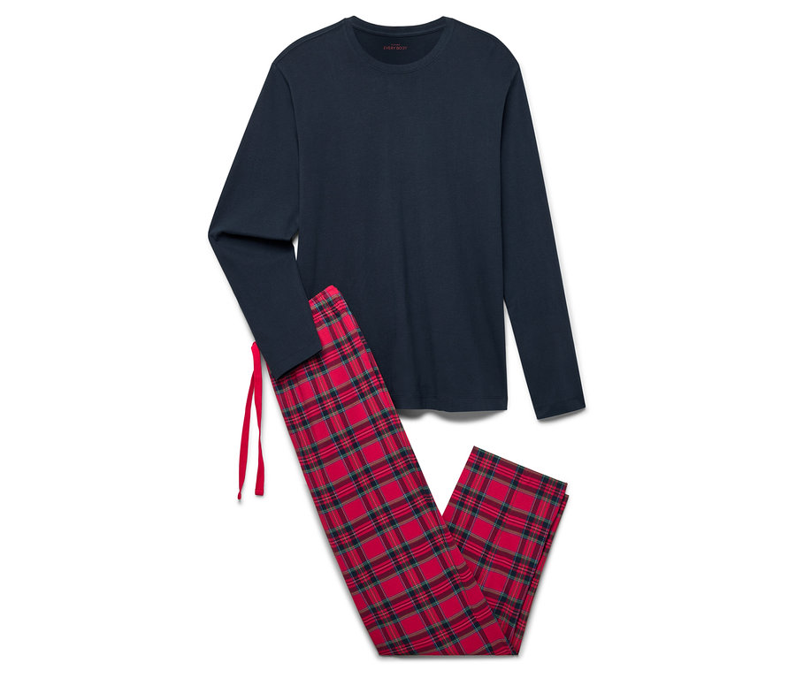 Tmavě modré pyžamové tričko s dlouhým rukávem a červené kostkované pyžamové kalhoty.