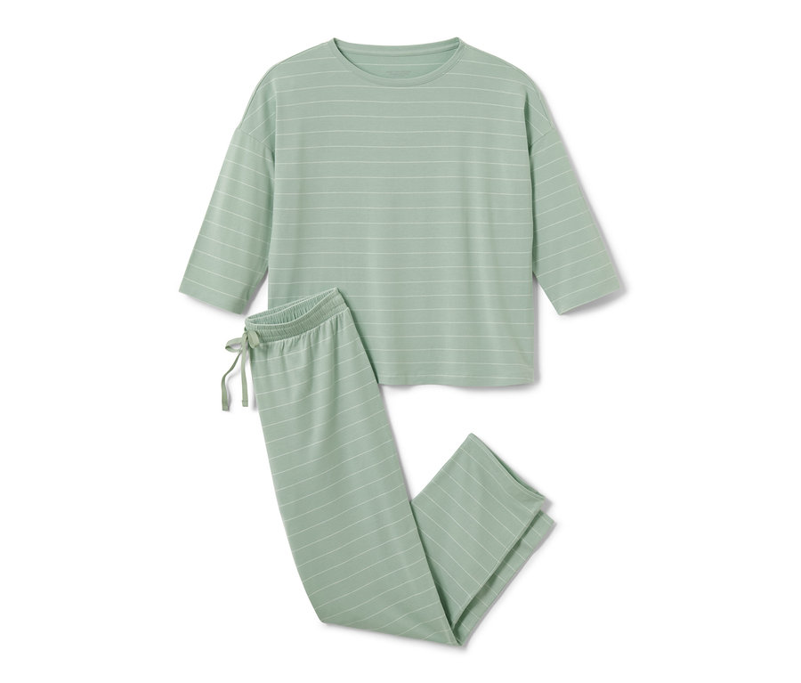 Zelené pruhované pyžamo s tříčtvrtečními rukávy a dlouhými kalhotami.