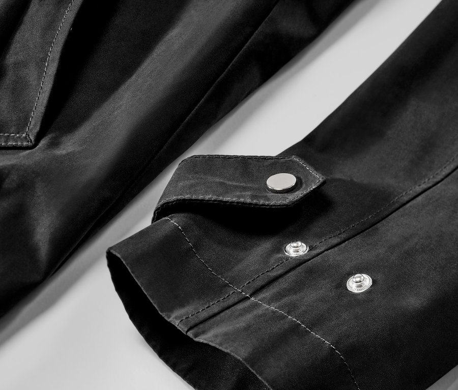 Detail černé parky s kapucí.