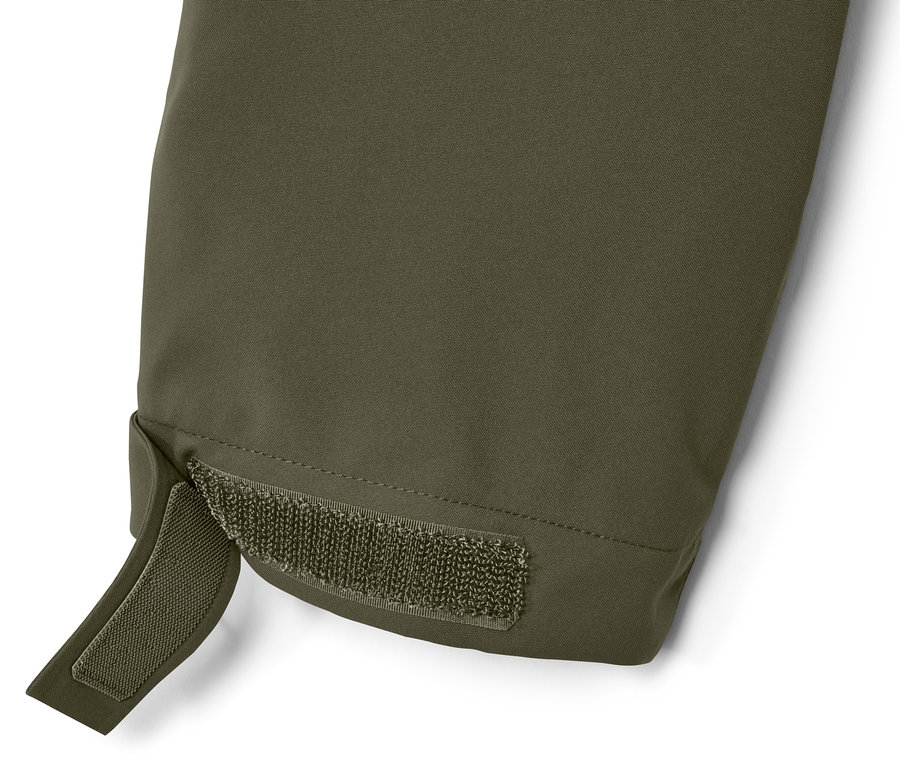 Detail olivové outdoorové bundy se suchým zipem na rukávu.