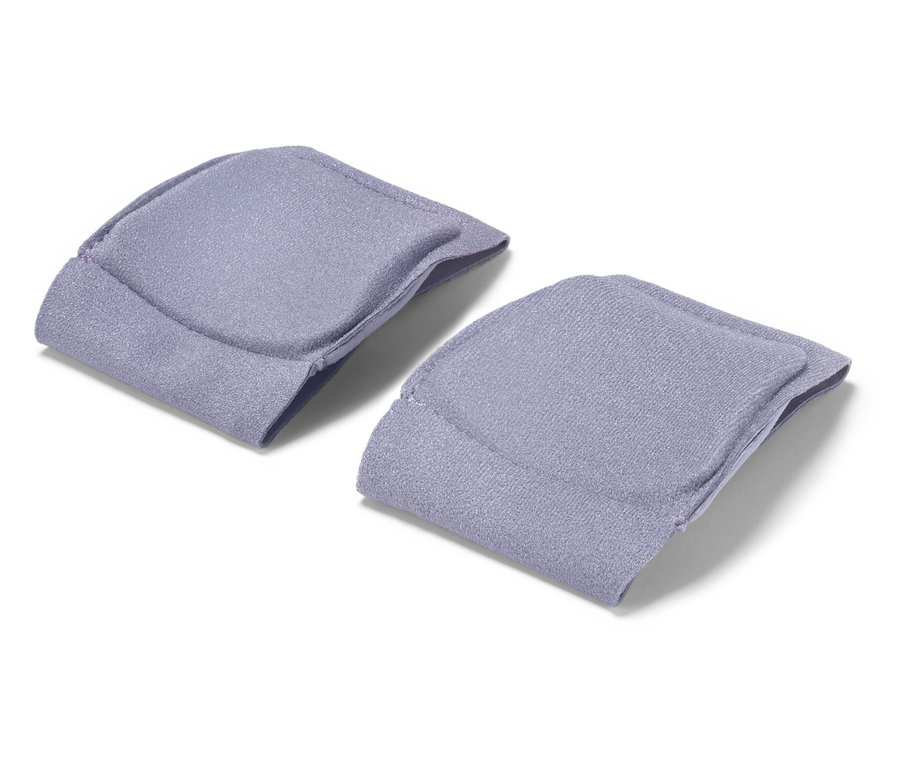 Dvě fialové podložky na kolena leží na bílém pozadí.