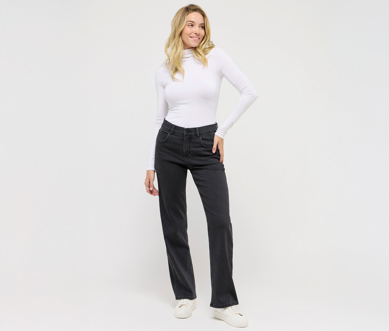 Žena pózuje v tmavě šedých džínách Angels »Lara« straight fit a bílém topu.