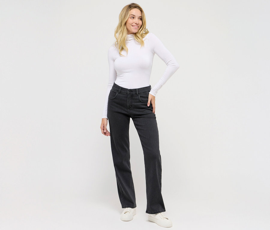 Žena pózuje v tmavě šedých džínách Angels »Lara« straight fit a bílém topu.