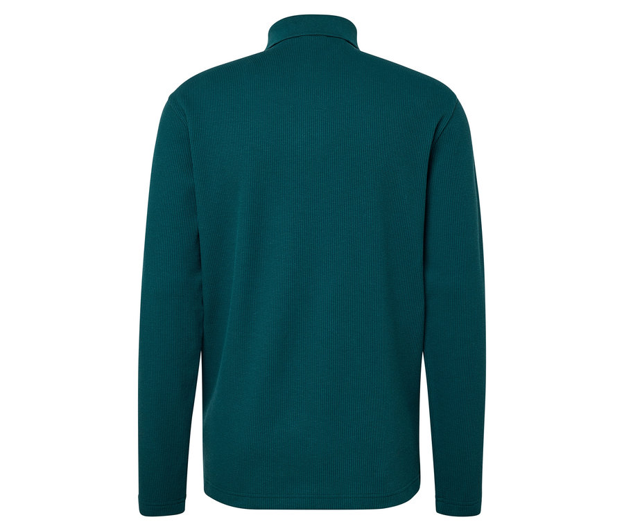 Detail zadní strany tealového svetru s dlouhým rukávem a stojáčkem.