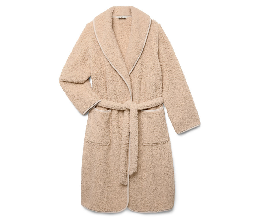 Béžový župan s páskem a bílým lemováním.