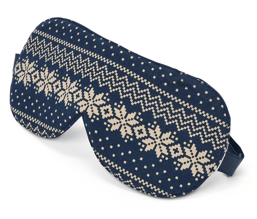 Modrá maska na spaní se vzorem sněhových vloček na bílém pozadí.