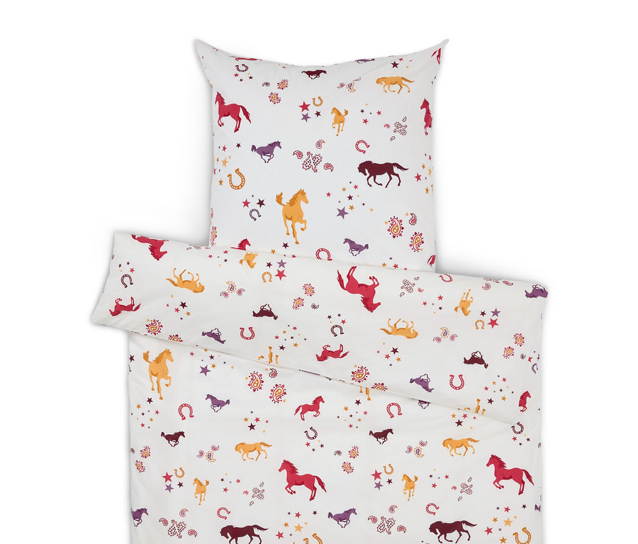 Bílé ložní prádlo s potiskem koní, hvězd a podkov.