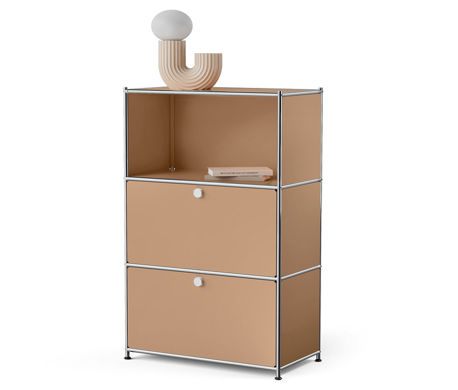 Třípatrová skříňka s otevřenou horní policí a dvěma zásuvkami v pískové barvě.