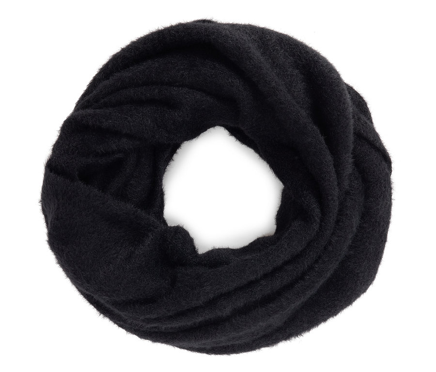 Černý pletený nekonečný šál na bílém pozadí.