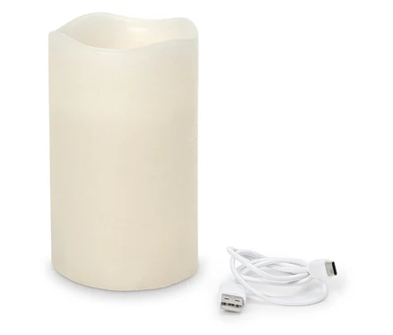 Bílá válcová svíčka a nabíjecí kabel USB na bílém pozadí.
