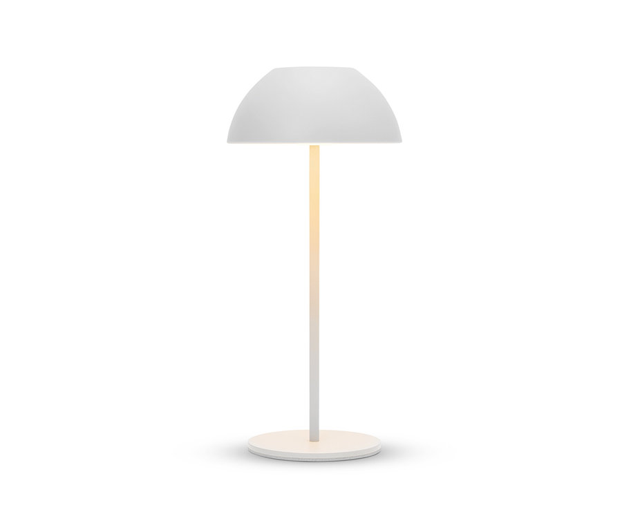 Bílá lampa s kulatým stínidlem a podstavcem na bílém pozadí.