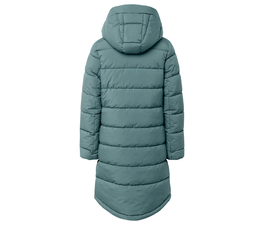 Zadní pohled na dlouhou prošívanou bundu s kapucí v šedozelené barvě.