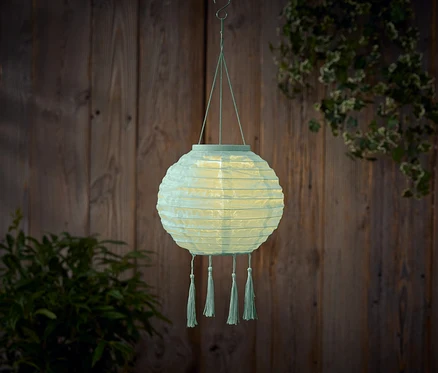 Zavěšený venkovní lampion s LED světlem.