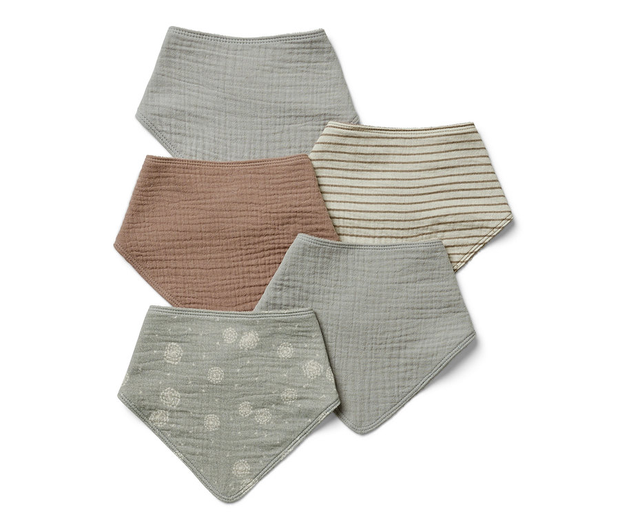 Pět mušelínových šátků na krk pro miminka v různých barvách a vzorech.