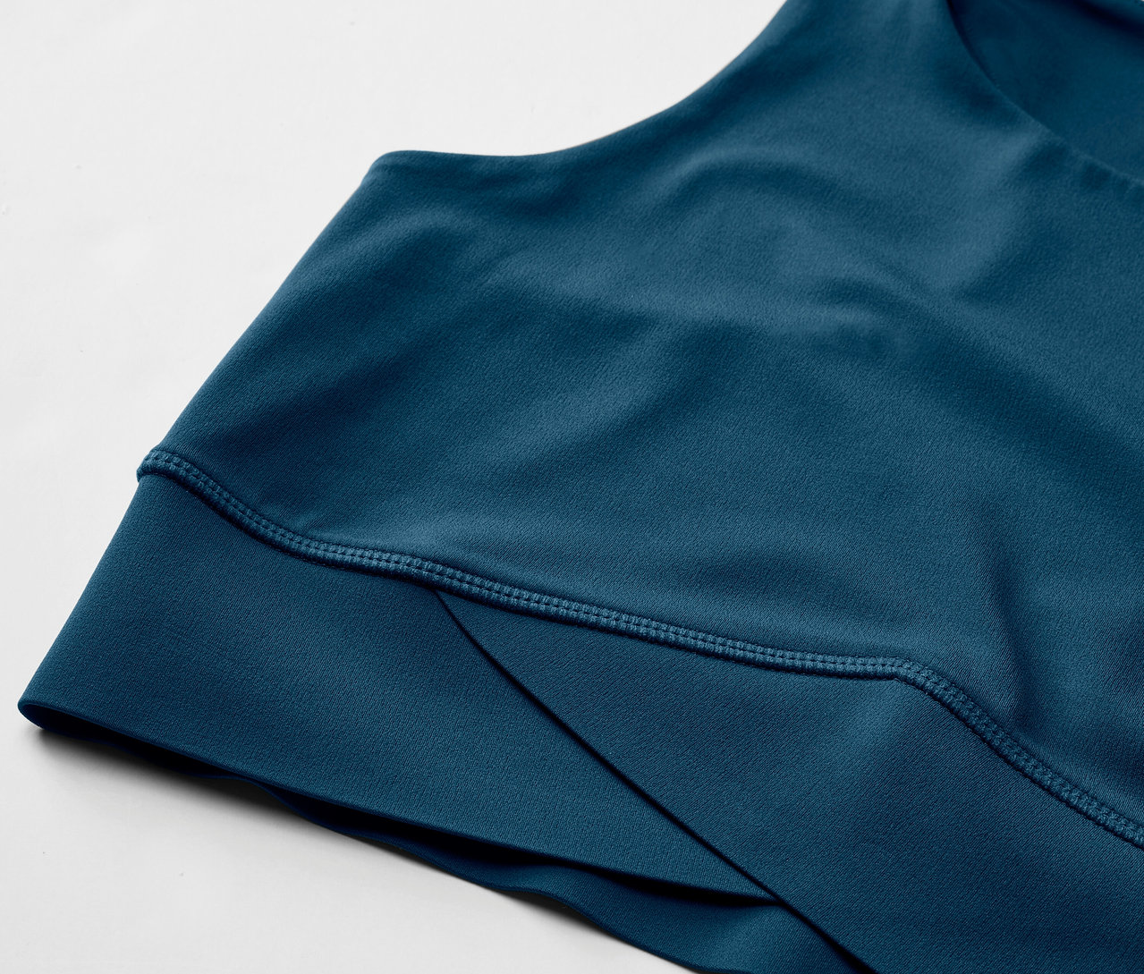 Detailní záběr sportovní podprsenky.