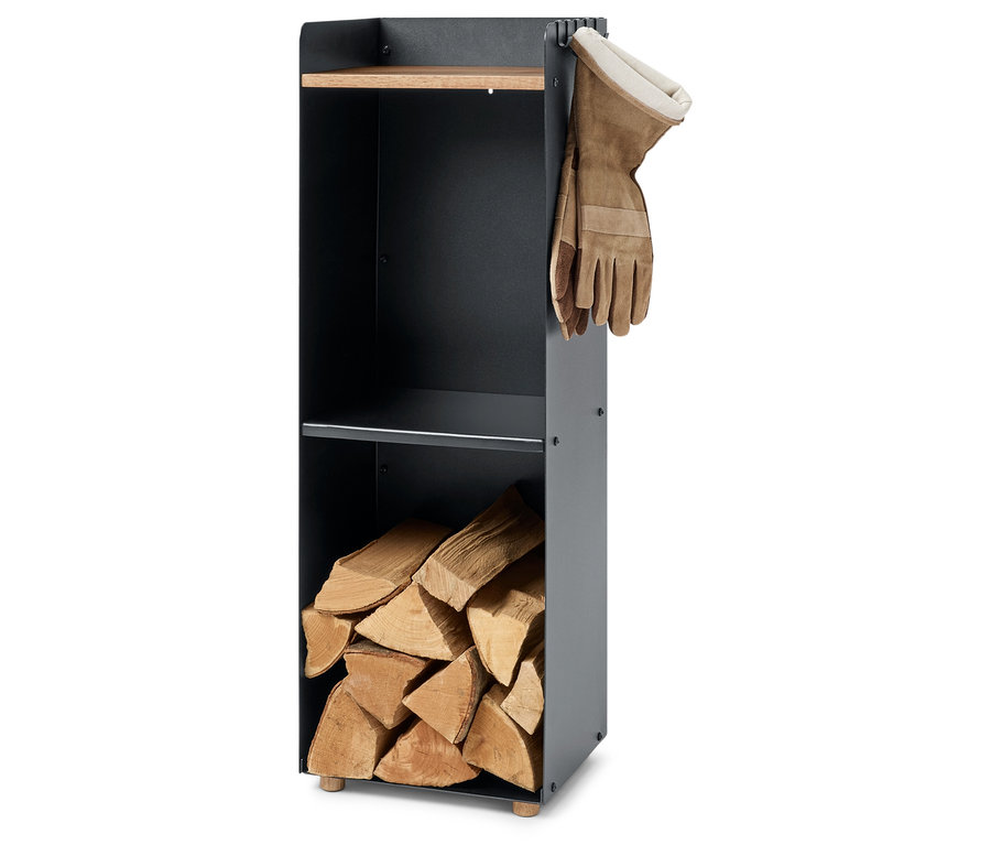 Černý regál se dřevem a rukavicemi.