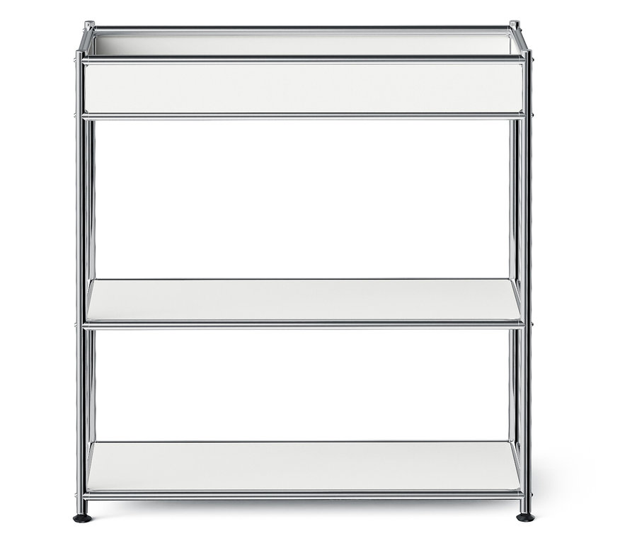 Třípatrový regál s bílými policemi a chromovaným rámem.