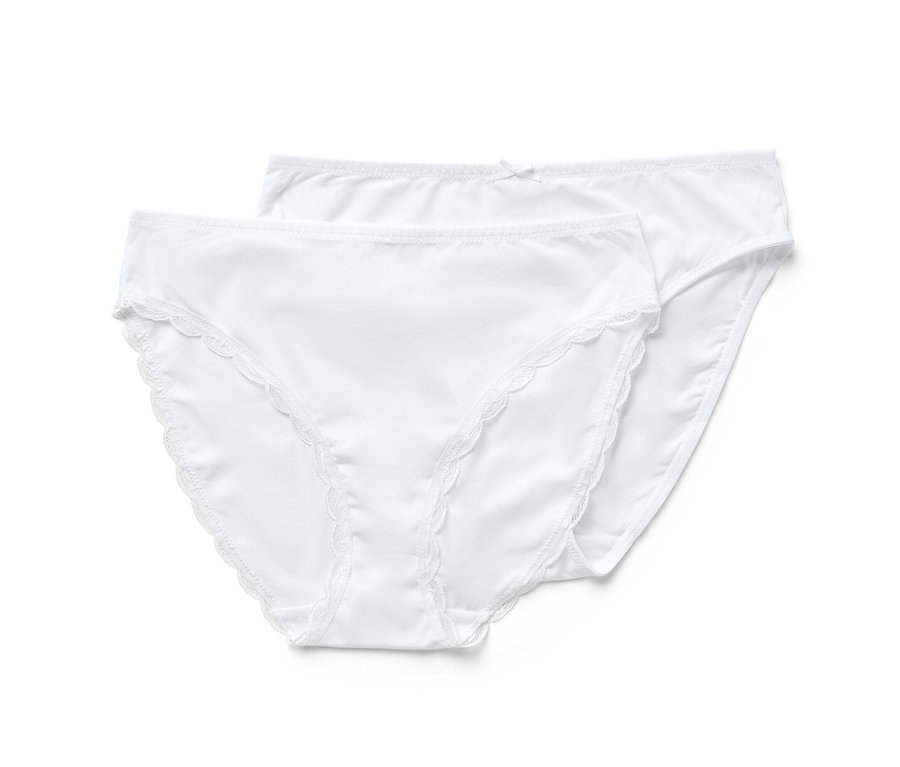 Dvoje bílé kalhotky.