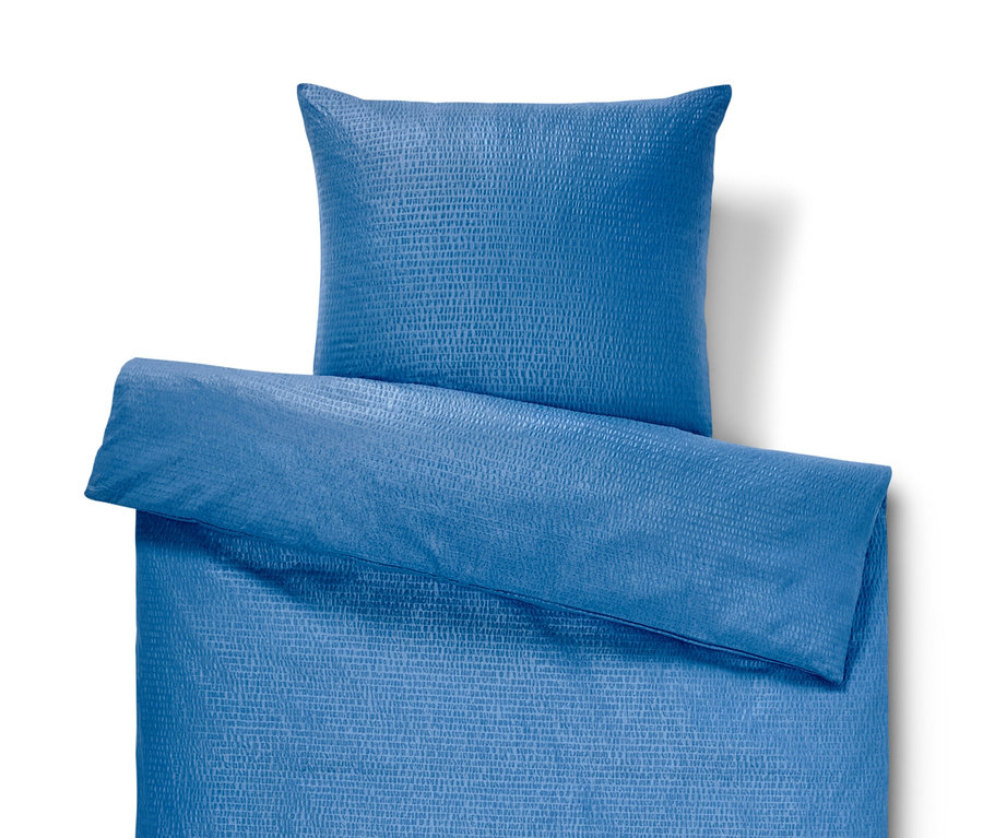 Modré krepové povlečení standardní velikosti s polštářem.