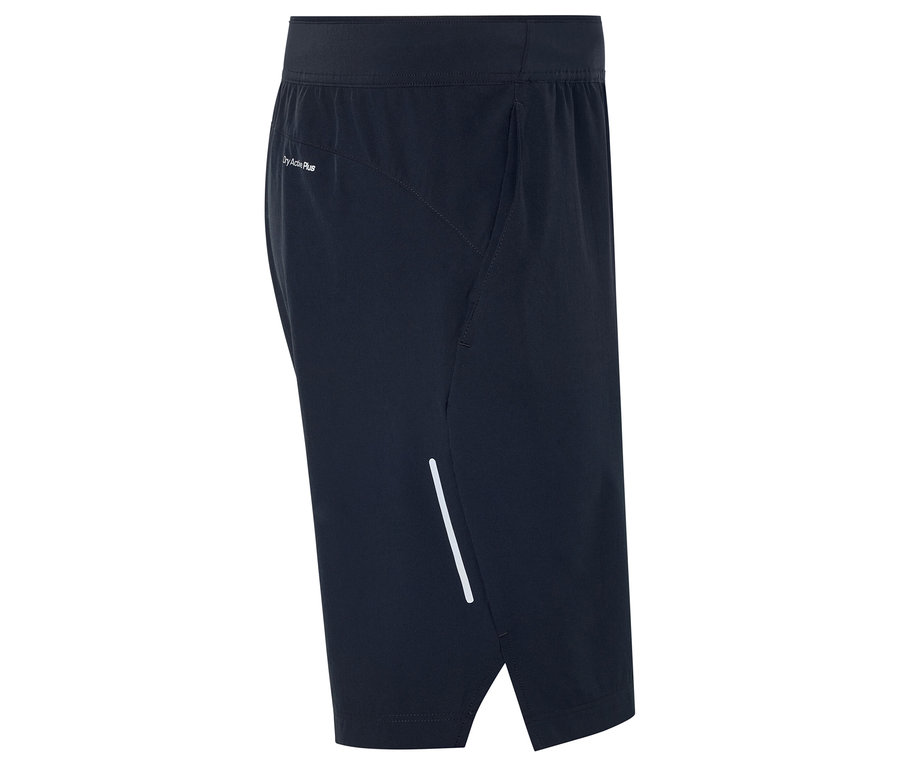 Detailní záběr na tmavě modré sportovní kraťasy s reflexním pruhem.