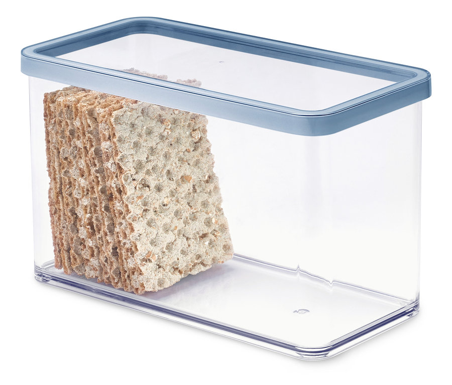 Balení sucharů v průhledné plastové nádobě s modrým víkem.