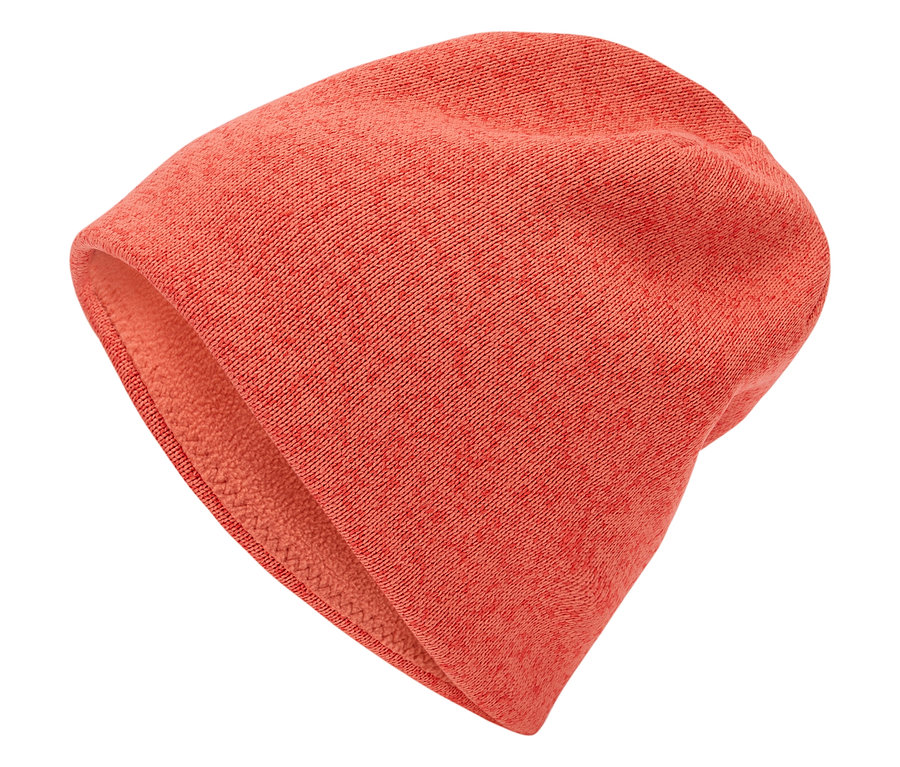 Oranžová pletená čepice na bílém pozadí.