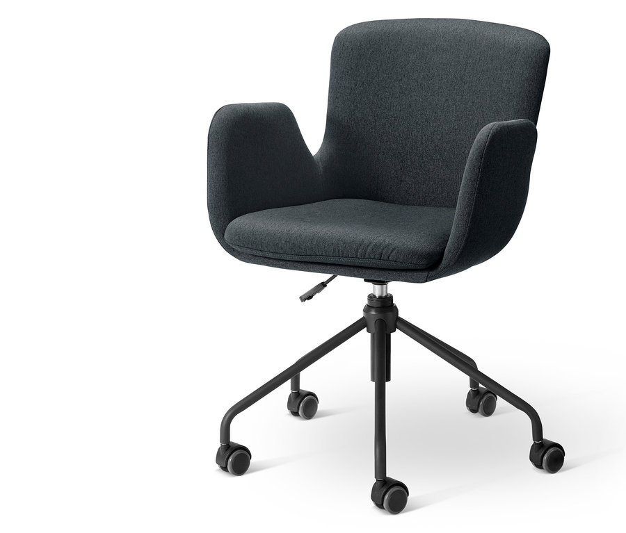Antracitová kancelářská židle s područkami a černou podstavou na kolečkách.