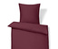 Vínové ložní prádlo s polštářem a přikrývkou.