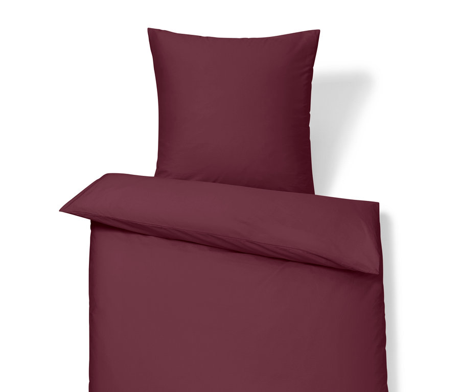 Vínové ložní prádlo s polštářem a přikrývkou.