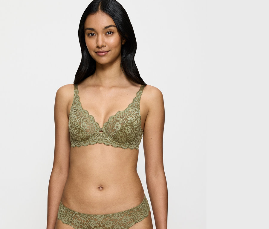 Žena má na sobě krajkovou podprsenku a kalhotky olivové barvy.