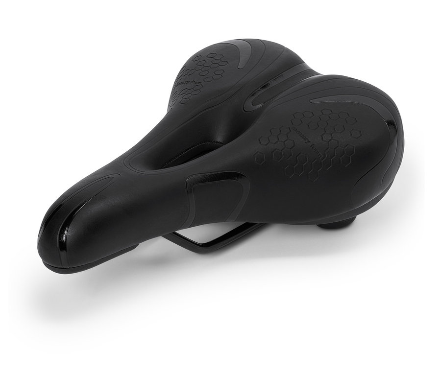 Černé sedlo na kolo leží na bílém pozadí.