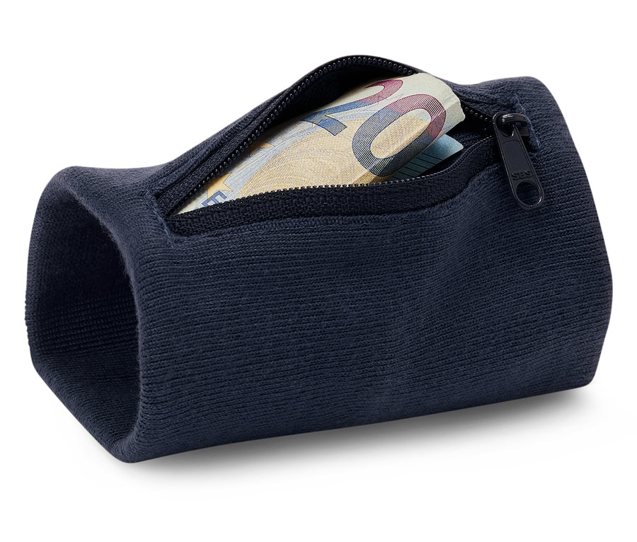 Tmavě modrý potítko s kapsou na zip, ve které jsou vidět bankovky.
