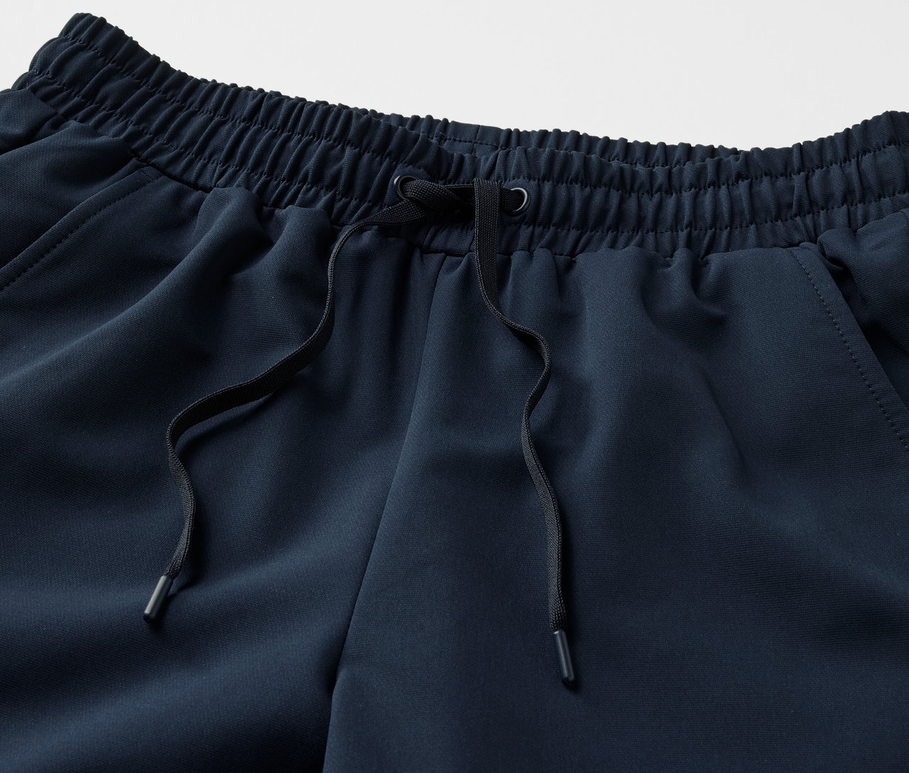 Detail softshellových kalhot joggpant s černou stahovací šňůrkou v pase.