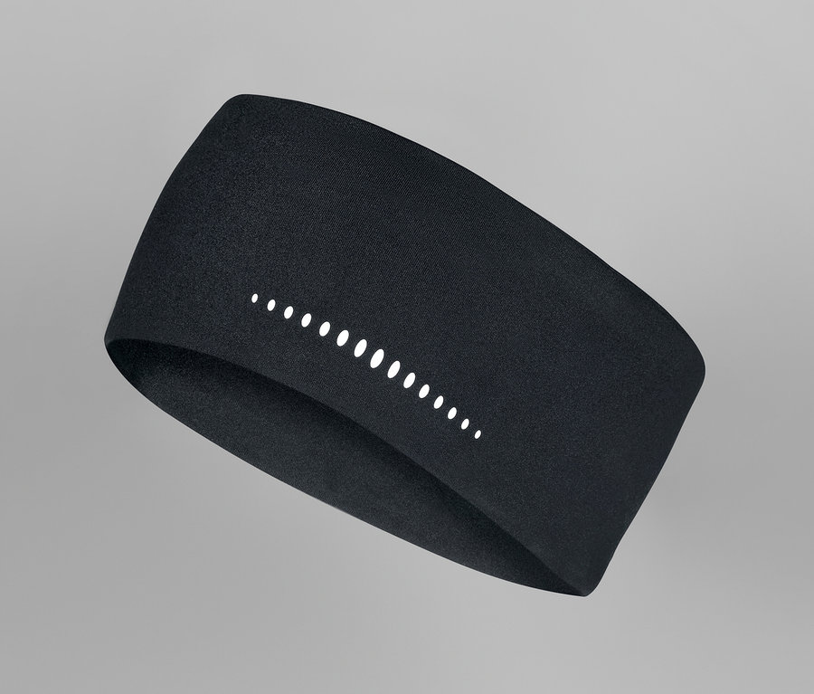 Černá sportovní čelenka s reflexními prvky na šedém pozadí.