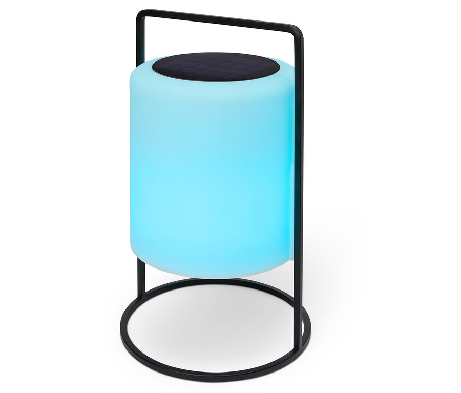 Válcová, modře svítící lampa s černým rámem stojí na bílém pozadí.