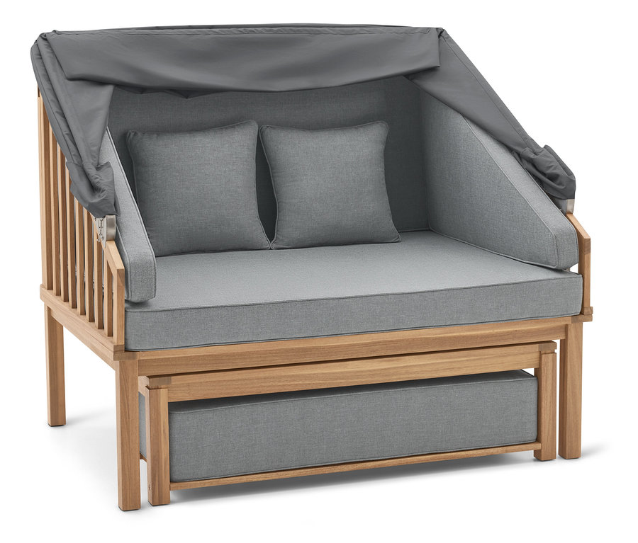 Dřevěný plážový koš se šedými polštáři a šedým krytem.