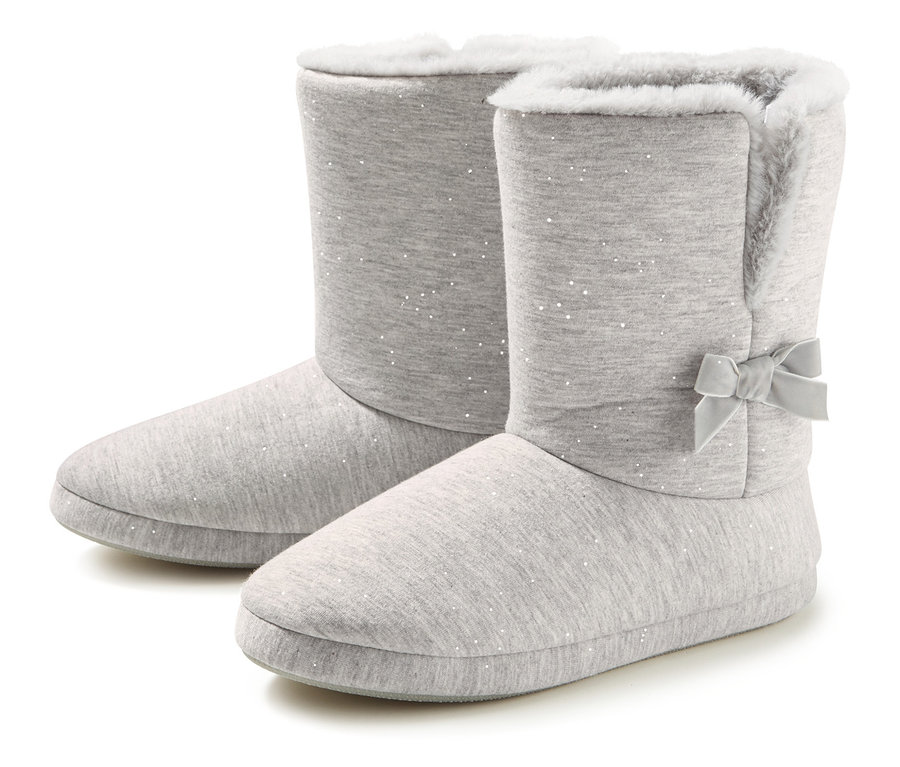 Dvoje šedé vysoké domácí papuče.