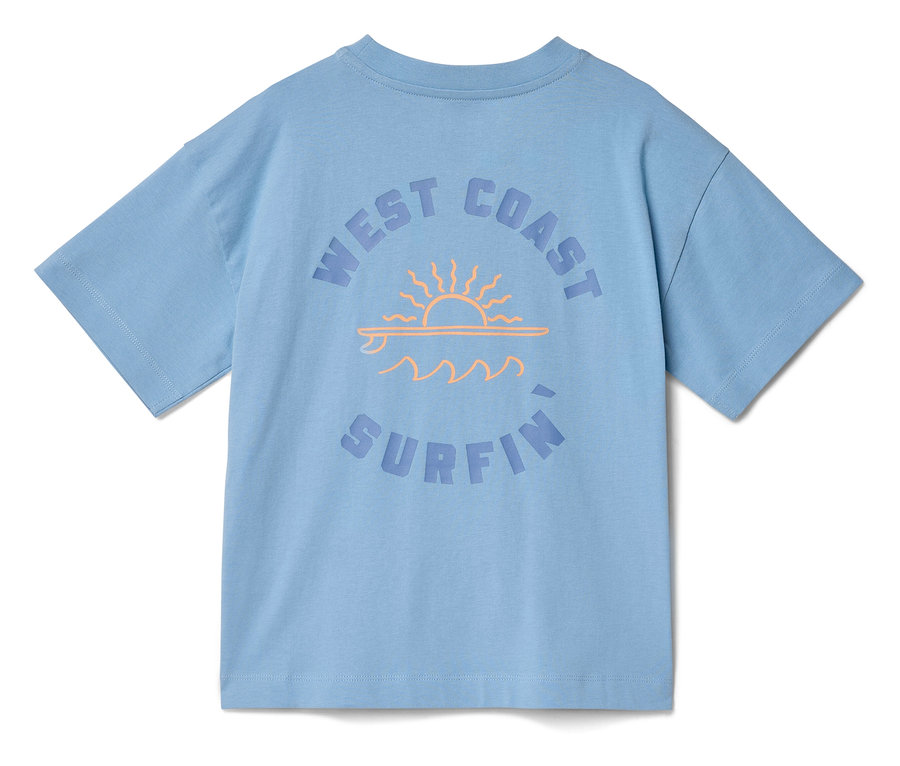Světle modré dětské pyžamové tričko s krátkým rukávem s oranžovým potiskem „WEST COAST SURFIN'“ zobrazujícím slunce, surfovací prkno a vlny.