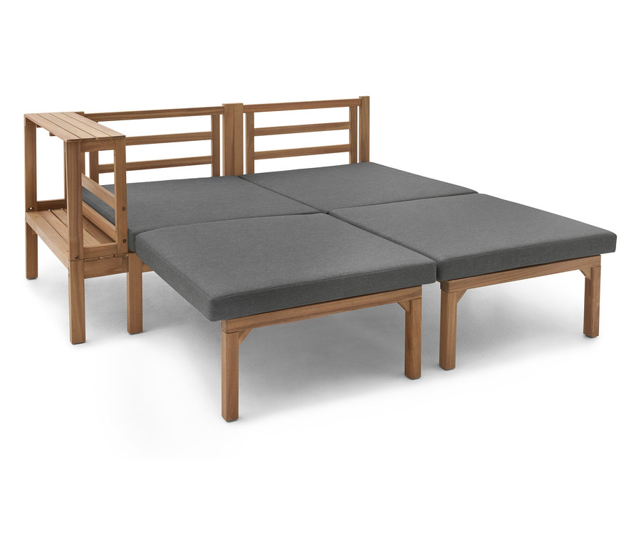 Čtyři šedé sedáky na světle hnědém dřevěném rámu.